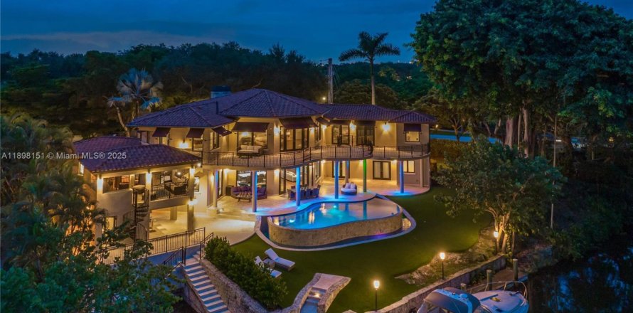 Дом в Корал-Гейблс, Флорида 5 спален, 609.62м2 № 1952934