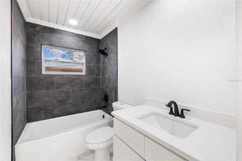 House in Port Charlotte, Florida 3 bedrooms, 144.65 sq.m. № 1831386 - photo 13