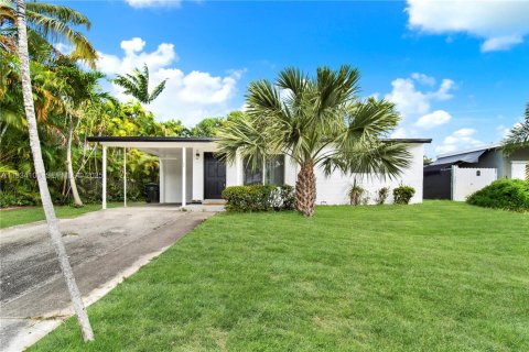 House in Oakland Park, Florida 3 bedrooms, 152.92 sq.m. № 1992407 - photo 2