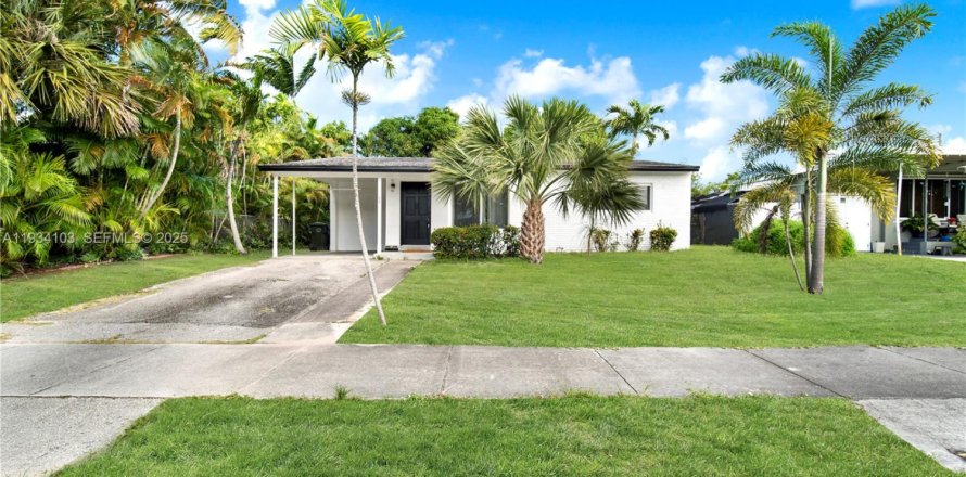 House in Oakland Park, Florida 3 bedrooms, 152.92 sq.m. № 1992407