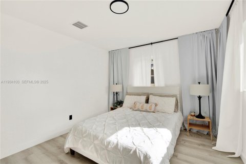 House in Oakland Park, Florida 3 bedrooms, 152.92 sq.m. № 1992407 - photo 17