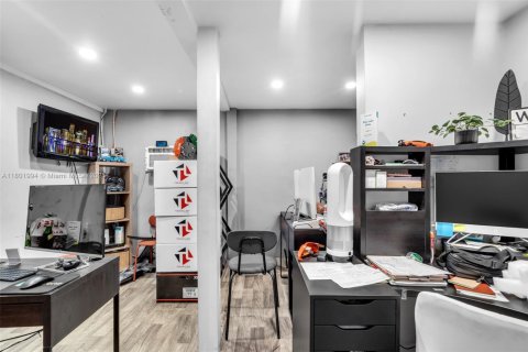 Propiedad comercial en venta en Miami, Florida № 1688600 - foto 11