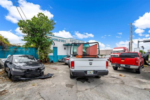 Propiedad comercial en venta en Miami, Florida № 1688600 - foto 4