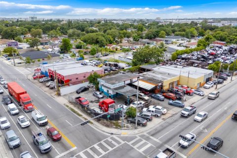Propiedad comercial en venta en Miami, Florida № 1688600 - foto 26