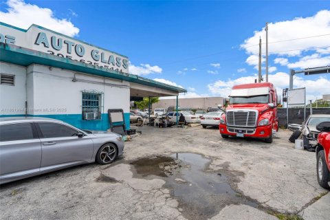 Propiedad comercial en venta en Miami, Florida № 1688600 - foto 14