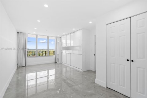 Condo in Miami Beach, Florida, 1 bedroom  № 2025856 - photo 21