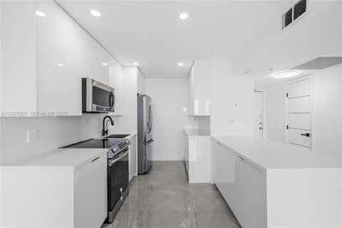 Condo in Miami Beach, Florida, 1 bedroom  № 2025856 - photo 5