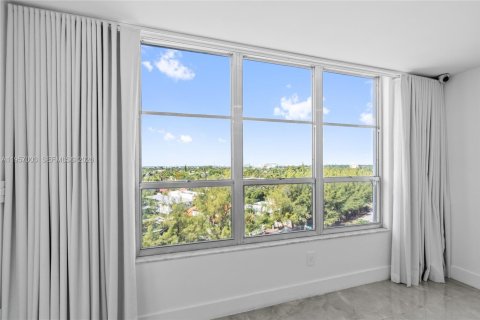 Condo in Miami Beach, Florida, 1 bedroom  № 2025856 - photo 11