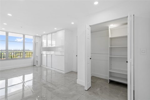 Condo in Miami Beach, Florida, 1 bedroom  № 2025856 - photo 23