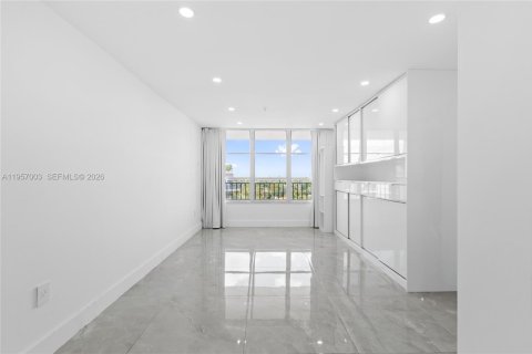 Condo in Miami Beach, Florida, 1 bedroom  № 2025856 - photo 20