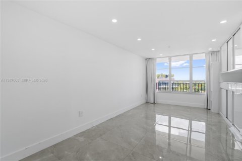 Condo in Miami Beach, Florida, 1 bedroom  № 2025856 - photo 19