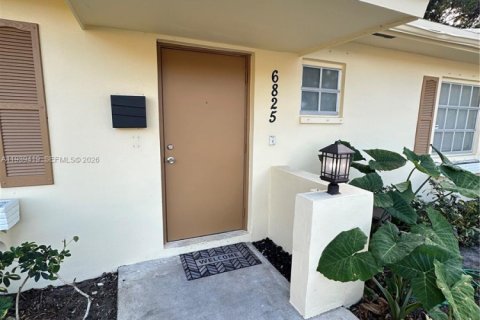Condo in Fort Lauderdale, Florida, 2 bedrooms  № 1997415 - photo 2