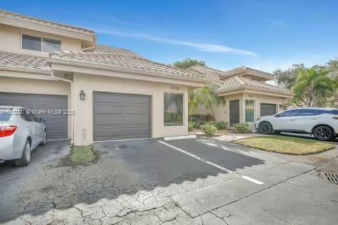 Townhouse in Weston, Florida 3 bedrooms, 127 sq.m. № 1877549 - photo 1