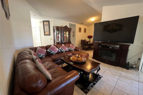Townhouse in Weston, Florida 3 bedrooms, 127 sq.m. № 1877549 - photo 11