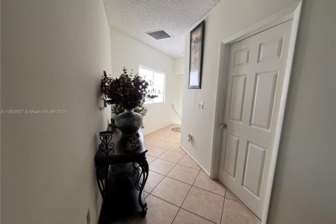 Townhouse in Weston, Florida 3 bedrooms, 127 sq.m. № 1877549 - photo 6