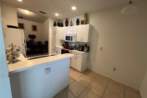 Townhouse in Weston, Florida 3 bedrooms, 127 sq.m. № 1877549 - photo 17