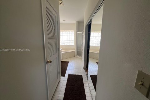 Townhouse in Weston, Florida 3 bedrooms, 127 sq.m. № 1877549 - photo 12