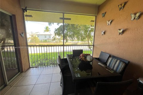 Townhouse in Weston, Florida 3 bedrooms, 127 sq.m. № 1877549 - photo 10