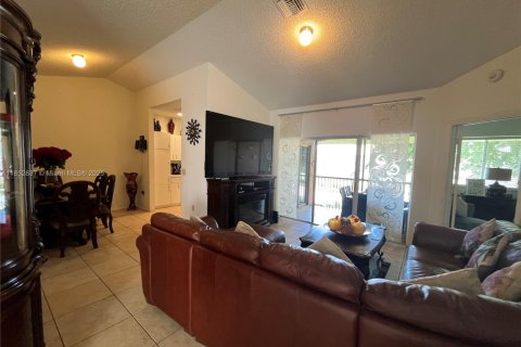 Townhouse in Weston, Florida 3 bedrooms, 127 sq.m. № 1877549 - photo 8