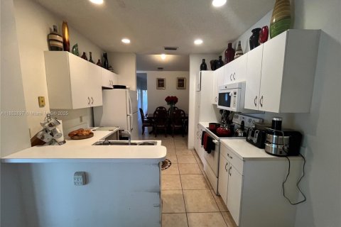 Townhouse in Weston, Florida 3 bedrooms, 127 sq.m. № 1877549 - photo 19