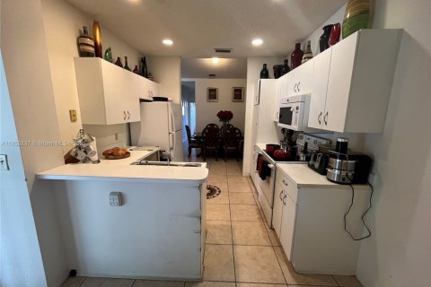 Townhouse in Weston, Florida 3 bedrooms, 127 sq.m. № 1877549 - photo 20