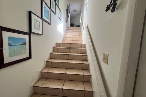Townhouse in Weston, Florida 3 bedrooms, 127 sq.m. № 1877549 - photo 4