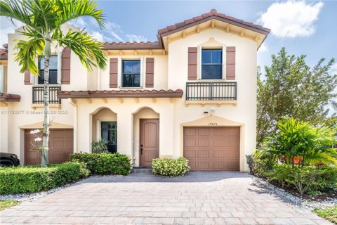 Townhouse in Miami, Florida 4 bedrooms, 158.86 sq.m. № 1770802 - photo 1