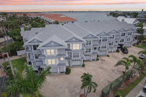 Townhouse in Saint Pete Beach, Florida 3 bedrooms, 226.22 sq.m. № 1835279 - photo 1