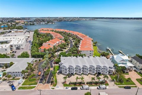 Townhouse in Saint Pete Beach, Florida 3 bedrooms, 226.22 sq.m. № 1835279 - photo 23