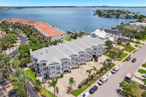 Townhouse in Saint Pete Beach, Florida 3 bedrooms, 226.22 sq.m. № 1835279 - photo 25
