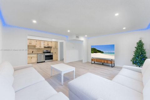 Commercial property in Coral Gables, Florida 347.45 sq.m. № 1948975 - photo 11