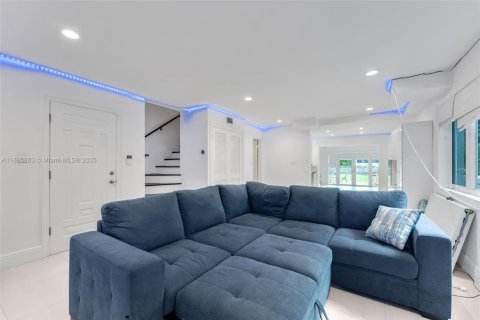 Commercial property in Coral Gables, Florida 347.45 sq.m. № 1948975 - photo 10