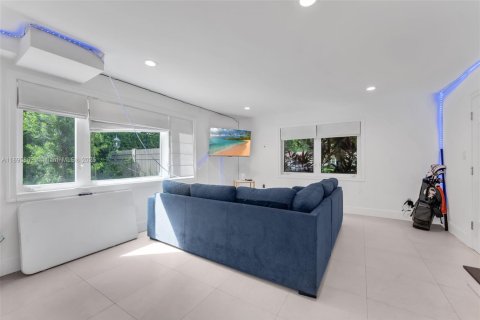 Commercial property in Coral Gables, Florida 347.45 sq.m. № 1948975 - photo 12