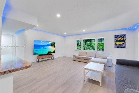 Commercial property in Coral Gables, Florida 347.45 sq.m. № 1948975 - photo 13