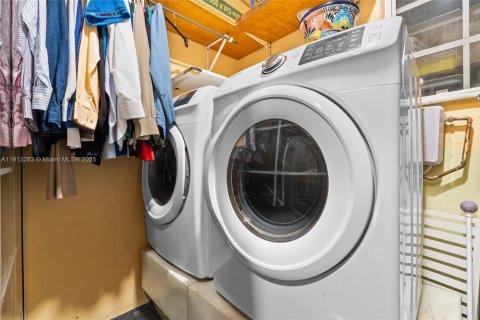 Casa en venta en Miami, Florida, 3 dormitorios, 151.43 m2 № 1968796 - foto 23