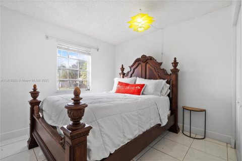 Casa en venta en Miami, Florida, 3 dormitorios, 151.43 m2 № 1968796 - foto 15