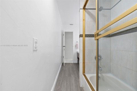 Casa en venta en Miami, Florida, 3 dormitorios, 151.43 m2 № 1968796 - foto 14