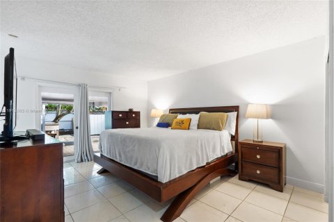 Casa en venta en Miami, Florida, 3 dormitorios, 151.43 m2 № 1968796 - foto 17