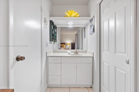 Casa en venta en Miami, Florida, 3 dormitorios, 151.43 m2 № 1968796 - foto 19