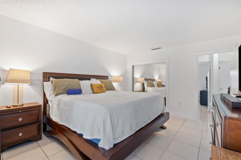 Casa en venta en Miami, Florida, 3 dormitorios, 151.43 m2 № 1968796 - foto 18