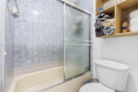 Casa en venta en Miami, Florida, 3 dormitorios, 151.43 m2 № 1968796 - foto 20