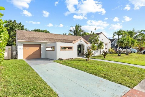 Casa en venta en Miami, Florida, 3 dormitorios, 151.43 m2 № 1968796 - foto 2