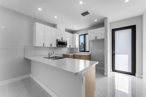 Adosado en venta en Miami, Florida, 3 dormitorios № 1974961 - foto 6