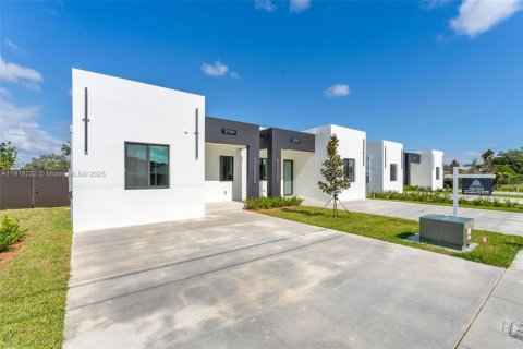 Adosado en venta en Miami, Florida, 3 dormitorios № 1974961 - foto 2