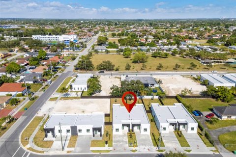 Adosado en venta en Miami, Florida, 3 dormitorios № 1974961 - foto 20