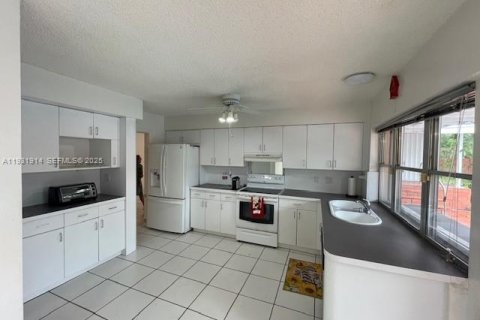 Casa en venta en Miami, Florida, 3 dormitorios, 190.17 m2 № 1992170 - foto 6