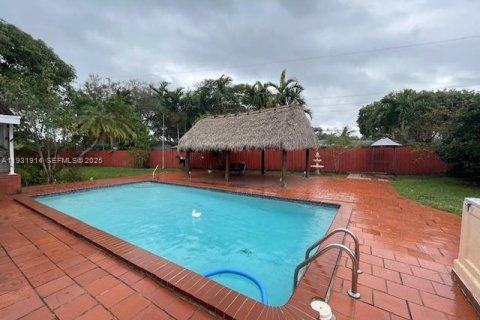 Casa en venta en Miami, Florida, 3 dormitorios, 190.17 m2 № 1992170 - foto 3