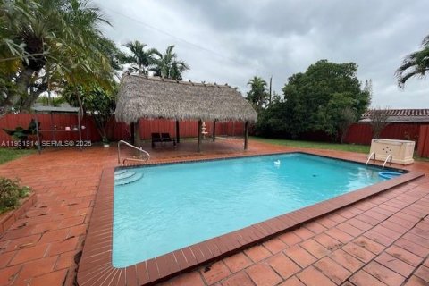 Casa en venta en Miami, Florida, 3 dormitorios, 190.17 m2 № 1992170 - foto 2
