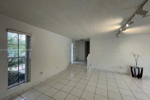 Casa en venta en Miami, Florida, 3 dormitorios, 190.17 m2 № 1992170 - foto 13