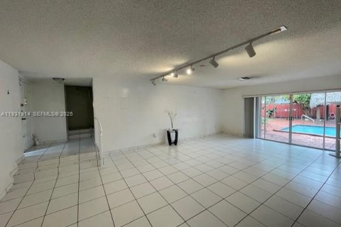 Casa en venta en Miami, Florida, 3 dormitorios, 190.17 m2 № 1992170 - foto 12